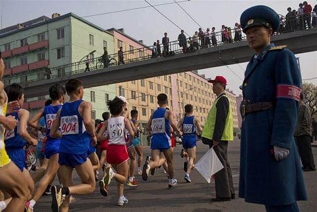Người nước ngoài nô nức thi chạy marathon ở Triều Tiên - 3 Các vận động viên chạy qua một con phố ở trung tâm Bình Nhưỡng.