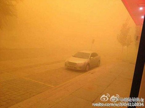 Lớp bụi màu vàng bao trùm khắp nơi.