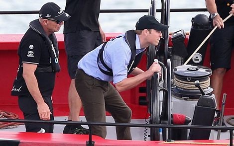 Hoàng tử William khom người để điều khiển du thuyền.