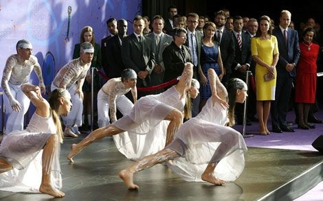 Cặp vợ chồng hoàng gia Anh theo dõi một tiết mục biểu diễn bên trong nhà hát nổi tiếng.