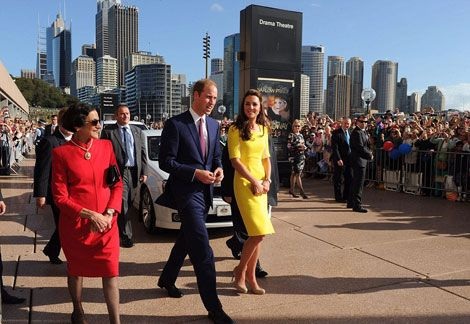 Rất đông người dân địa phương đã có mặt tại bến cảng Sydney để chào đón vợ chồng hoàng gia.