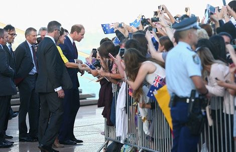 Hoàng tử William và Công nương Catherine tiếp xúc, trò chuyện với những người hâm mộ.