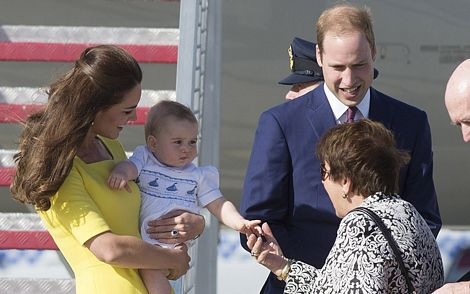 Hoàng tử George ban đầu được mẹ bế trên tay.