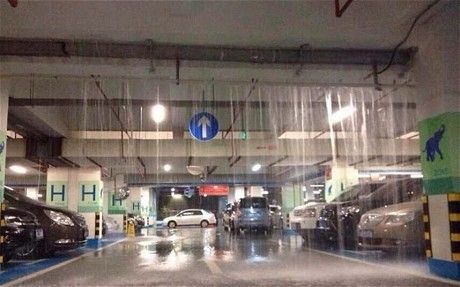 Nhà ga sân bay tỷ đô của Trung Quốc bị ngập nước - 4 Nước lênh láng tại khu vực đỗ xe của sân bay.