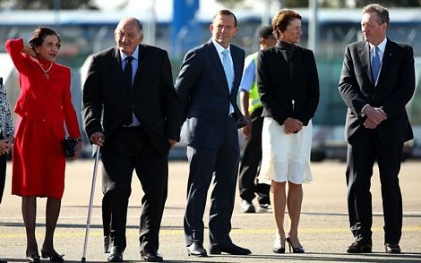 Vợ chồng Hoàng tử William đến Sydney, bắt đầu chuyến thăm Úc kéo dài 10 ngày.