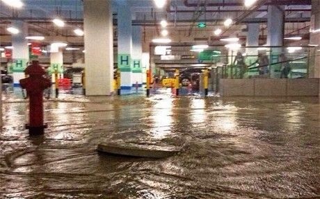 Nhà ga sân bay tỷ đô của Trung Quốc bị ngập nước - 5 Nước lênh láng tại khu vực đỗ xe của sân bay.
