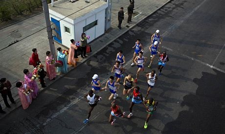 Người nước ngoài nô nức thi chạy marathon ở Triều Tiên - 5 Đông đảo người dân Triều Tiên tới cổ vũ cho giải marathon.