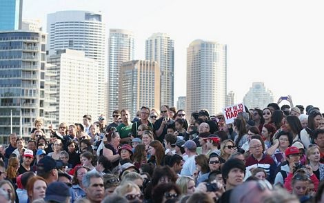 Rất đông người dân địa phương đã có mặt tại bến cảng Sydney để chào đón vợ chồng hoàng gia.