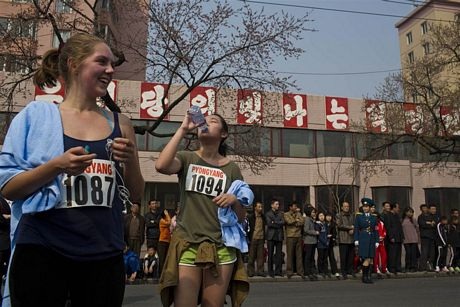 Người nước ngoài nô nức thi chạy marathon ở Triều Tiên - 1 Các vận động viên nước ngoài tham gia cuộc đua marathon ở Bình Nhưỡng ngày 13/4.