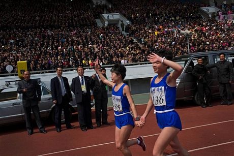 Người nước ngoài nô nức thi chạy marathon ở Triều Tiên - 7 Hai chị em song sinh Kim Hye Gyong và Kim Hye Song cán đích ở nội dung marathon dành cho nữ.
