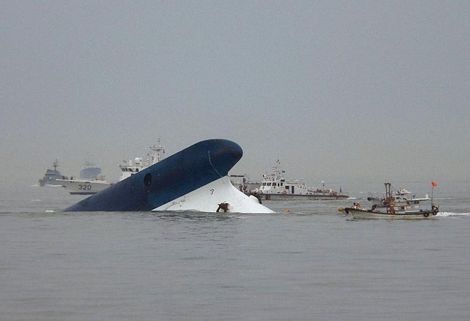 Đắm phà Hàn Quốc: Phát hiện thi thể trôi nổi, người chết tăng 25 - 1 Chiếc phà Sewol đã gần chìm hẳn.