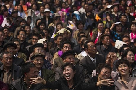 Người nước ngoài nô nức thi chạy marathon ở Triều Tiên - 6 Đông đảo người dân Triều Tiên tới cổ vũ cho giải marathon.
