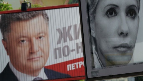 Cựu Thủ tướng Yulia Tymoshenko đứng sau doanh nhân Poroshenko trong các cuộc thăm dò dư luận.