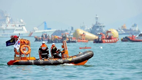 Thợ lặn tử nạn trong khi tìm kiếm nạn nhân phà Sewol - 1 Các thợ lặn Hàn Quốc tại hiện trường vụ chìm phà Sewol.