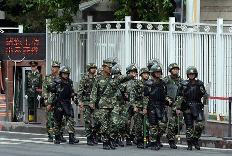 Trung Quốc thu giữ 1,8 tấn nguyên liệu chế tạo bom tại Tân Cương - 1 Cảnh sát Trung Quốc đi tuần tại Urumqi, thủ phủ khu tự trị Tân Cương.