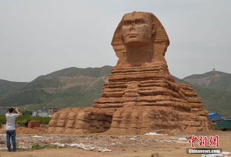 Trung Quốc “nhái” tượng Nhân sư nổi tiếng của Ai Cập - 1 Tượng Nhân sư tại tỉnh Hà Bắc, Trung Quốc.