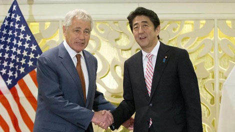 Trung Quốc lo quan hệ Mỹ-Nhật mạnh lên sau Đối thoại Shangri-La - 1 Thủ tướng Nhật Shinzo Abe (phải) gặp Bộ trưởng quốc phòng Mỹ Chuck Hagel tại Shangri-La 13.