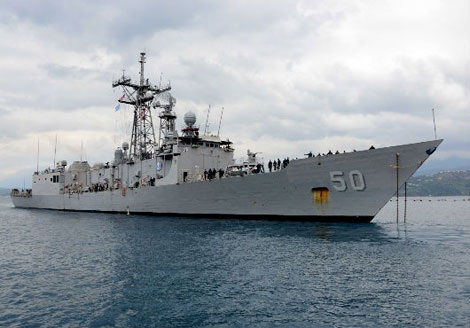 Mỹ đưa tàu chiến tới Gruzia, lực lượng hạt nhân Nga sẵn sàng - 1 Tuần dương hạm USS Taylorr trên đường vào cảng Batumi của Gruzia.