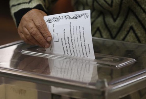 Một người dân bỏ phiếu thể hiện quan điểm về quyền tự trị đối với Donetsk.