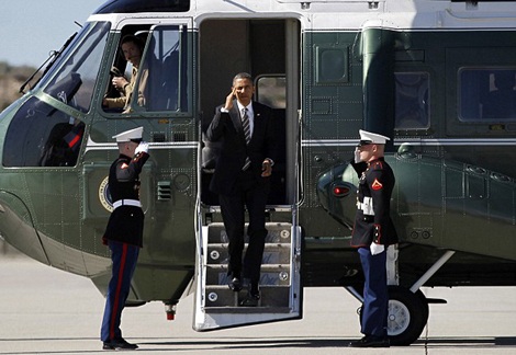 Lầu Năm Góc chi 1,2 tỷ USD chế tạo trực thăng cho tổng thống - 1 Tổng thống Obama bước xuống từ một trực thăng Marine One.