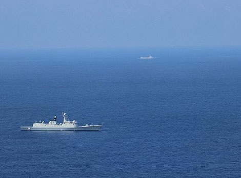 Soái hạm Mỹ chạm trán tàu chiến Trung Quốc trên Biển Đông - 1 Hai chiến hạm Trung Quốc trong cuộc giáp mặt với soái hạm Mỹ.