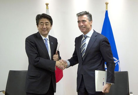 Thủ tướng Abe và Tổng thư ký NATO Rasmussen tại lễ ký kết thỏa thuận hợp tác giữa hai bên.