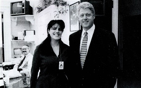 Monica Lewinsky hồi tưởng chuyện tình vụng trộm với Bill Clinton - 2 Một bức ảnh chung giữa Clinton và Lewinsky tại Nhà Trắng.