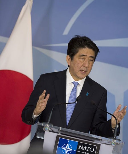 Nhật chỉ trích các hành động khiêu khích của Trung Quốc - 1 Thủ tướng Nhật Shinzo Abe phát biểu trong chuyến thăm trụ sở NATO tại Brussels ngày 7/5.