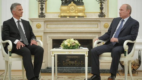Putin ủng hộ bầu cử tại Ukraine, kêu gọi Kiev chấm dứt chiến dịch quân sự - 1 Tổng thống Nga Putin (phải) và Chủ tịch OSCE Didier Burkhalte trong cuộc gặp ngày 7/5.