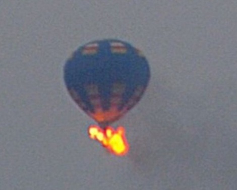 Khinh khí cầu bốc cháy sau khi đụng phải đường dây điện.
