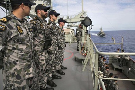 Các thủy thủ trên tàu HMAS Success của Úc tham gia cuộc tìm kiếm MH370.