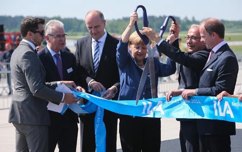 Thủ tướng Đức Merkel cắt băng khai mạc triển lãm.