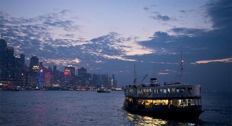 Hai tàu đâm nhau ngoài khơi Hồng Kông, 38 người bị thương - 1 Một phà di chuyển trên cảng Hồng Kông.