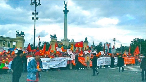 Budapest: Ngày Chủ nhật rực rỡ sắc cờ đỏ sao vàng - 2 Hàng trăm người tham gia cuộc tuần hành. (Ảnh Đặng Phương Lan)