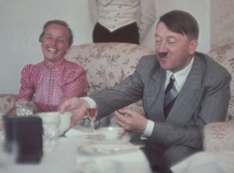 Hitler và một người bạn tại biệt thự Berghof.