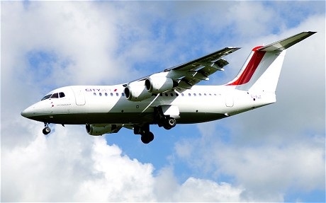 Máy bay bị gãy cánh giữa không trung - 2 Một chiếc Avro RJ85, tương tự như chiếc gặp sự cố.