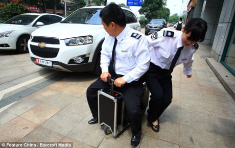 "Xế hộp" tự chế từ va li kéo - 2 Xế hộp tự chế từ va li kéo