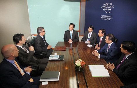 Chủ tịch WEF kêu gọi giải quyết bất đồng Biển Đông bằng đối thoại - 1 Thủ tướng Nguyễn Tấn Dũng tiếp Chủ tịch WEF Klaus Schwab. (Ảnh Đức Tám)