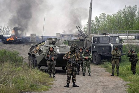 Ukraine tập trung 30.000 quân vây chặt Slavyansk - 1 Quân đội Ukraine tập trung lực lượng bao vây Slavyansk. Ảnh: Independent