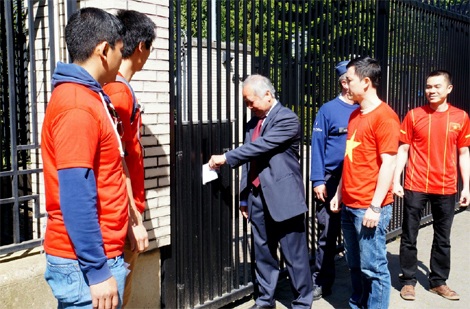 Đại diện đoàn biểu tình gửi kháng nghị thư tới Đại sứ quán Trung Quốc.