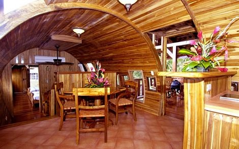 Các đồ đạc bên trong được làm bằng gỗ, gần gũi với môi trường xung quanh.