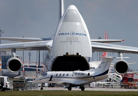 Thủ tướng Đức Merkel cắt băng khai mạc triển lãm.