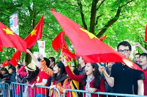 Màu cờ Việt Nam nhuộm đỏ góc phố nơi Đại sứ quán Trung Quốc đặt trụ sở.