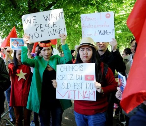 Màu cờ Việt Nam nhuộm đỏ góc phố nơi Đại sứ quán Trung Quốc đặt trụ sở.