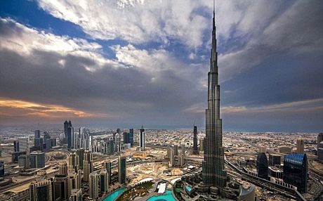 Thót tim màn chụp ảnh "tự sướng" ở lưng chừng trời - 10 Dubai hiện đang sở hữu tòa nhà cao nhất thế giới, Burj Khalifa, cao 818 m.