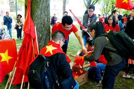 Những lá cờ được thu gọn lại để dành cho cuộc biểu tình tuần tới tại Nghị viện Châu Âu