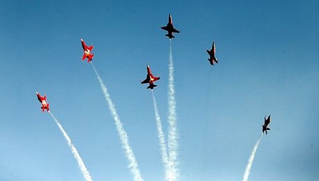 Các máy bay của không quân Thụy Sĩ dàn hàng đẹp mắt.