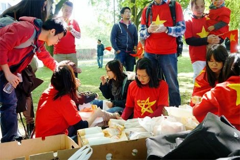 Du học sinh chuẩn bị đồ ăn và nước uống phục vụ đoàn biểu tình.