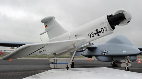 Khu vực trưng bày các máy bay không người.