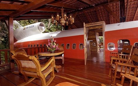 Khách sạn bao gồm 2 phòng ngủ, 2 phòng vệ sinh, bếp, phòng ăn và khu vực sân thượng.